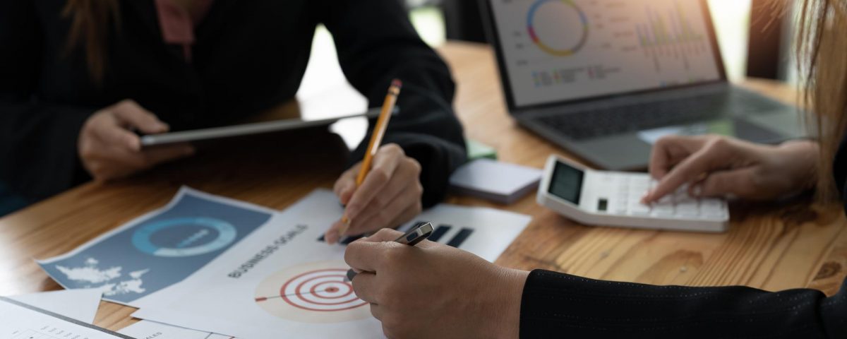 Sección media de personas de negocios que trabajan en la oficina