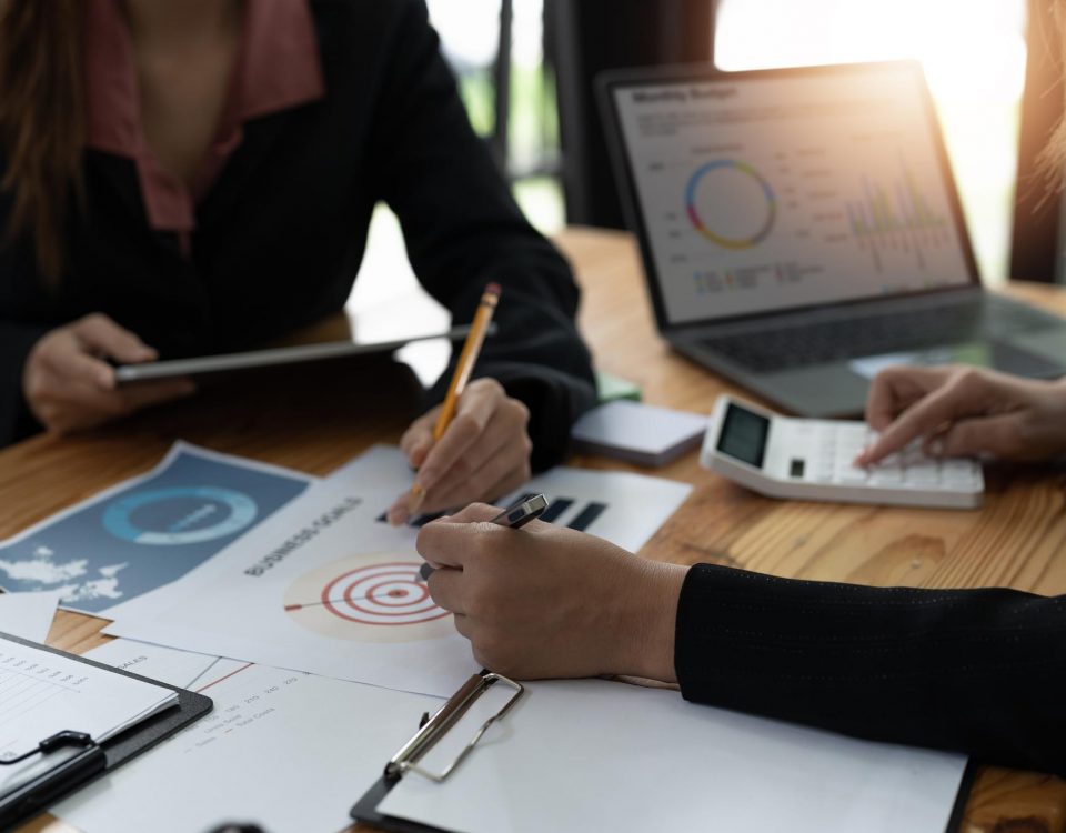 Sección media de personas de negocios que trabajan en la oficina