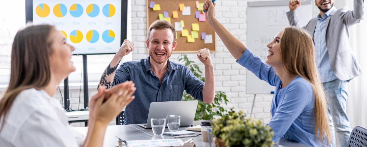 Jóvenes colaborando en reunión