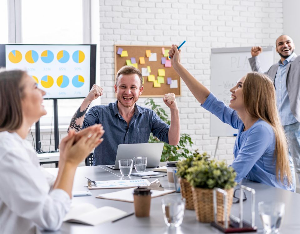 Jóvenes colaborando en reunión