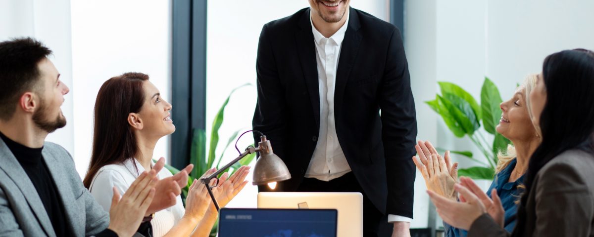 Cerrar personas trabajando juntas en el escritorio