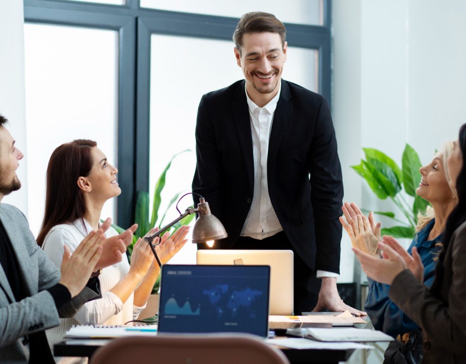 Cerrar personas trabajando juntas en el escritorio