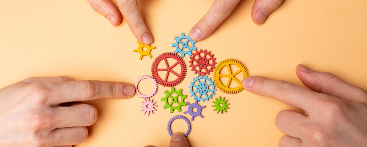 Papeles comerciales de naturaleza muerta con varias piezas de mecanismo