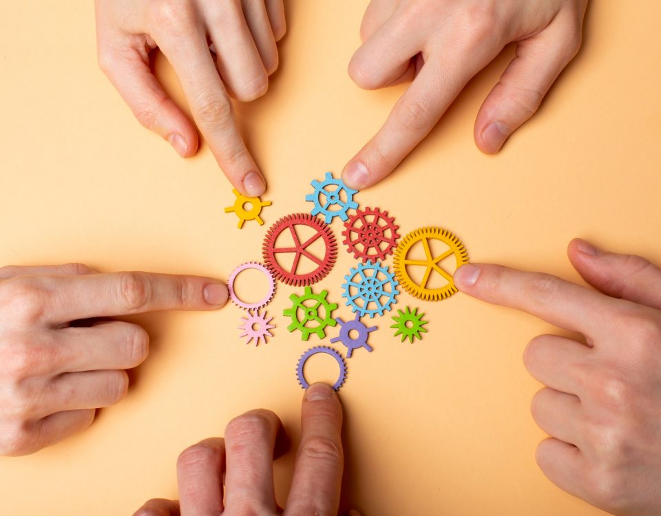 Papeles comerciales de naturaleza muerta con varias piezas de mecanismo