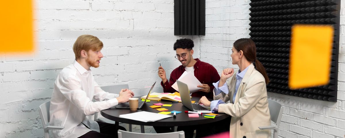 Colegas de tiro completo sentados a la mesa