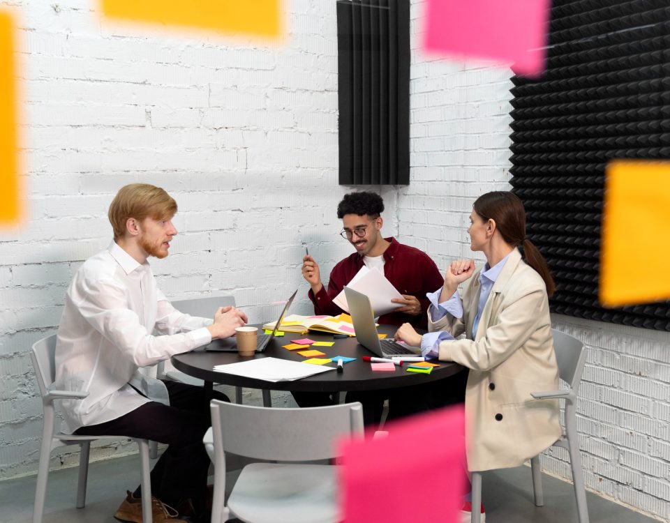 Colegas de tiro completo sentados a la mesa