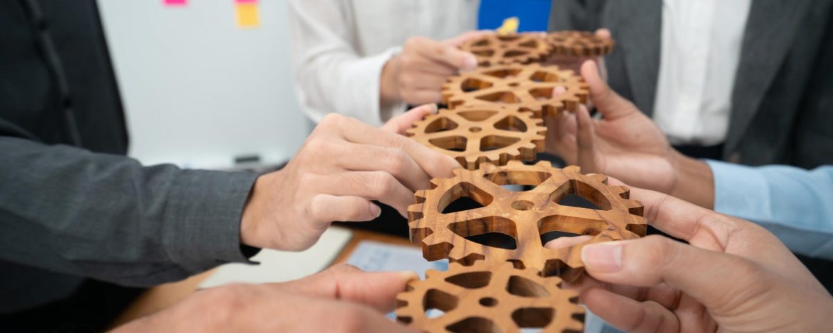 Trabajador de oficina sosteniendo rueda dentada como unidad y trabajo en equipo en el concepto de lugar de trabajo corporativo Diversos colegas empresarios mostrando símbolo de sistema visionario y mecanismo para el éxito empresarial Concord