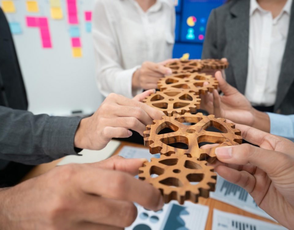 Trabajador de oficina sosteniendo rueda dentada como unidad y trabajo en equipo en el concepto de lugar de trabajo corporativo Diversos colegas empresarios mostrando símbolo de sistema visionario y mecanismo para el éxito empresarial Concord